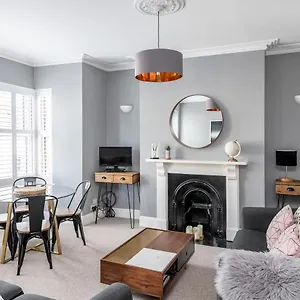 modern-spacious-2-bedroom-maisonette.tophotelsbath.com/