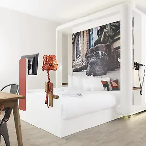qbic-hotel-london-city.brighton-hotels-england.com/